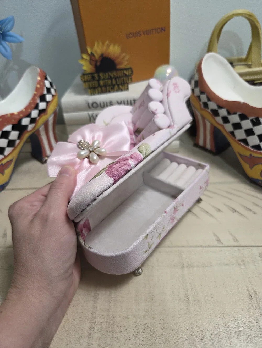 🌸 BNIB Floral Mini Chaise Lounge Sofa Jewelry Box Organizer 🌸
